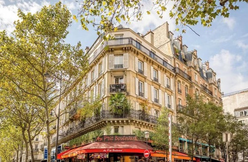 Les Halles Apartment | LOUVRE,NOTRE DAME-EXPLORE THE CITY'S ICONIC LANDMARKS, JUST MINUTES AWAY ON FOOT