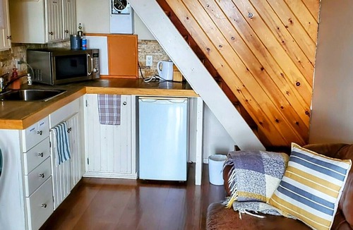 Bowmanville Cabin | “Love by the Water: Cozy Loft, Romantic Retreat”