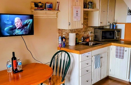 Bowmanville Cabin | “Love by the Water: Cozy Loft, Romantic Retreat”