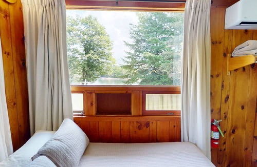 Hamilton Hotel | Lovely 1-bedroom hotel room in tranquil Hamilton - #303 Mohawk