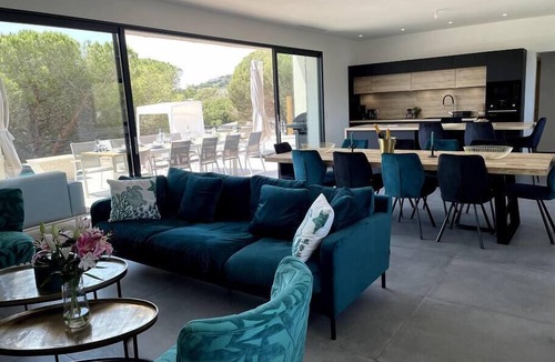 Cirendinu Villa | Lovely 12 guests Villa, 5 min away from beaches