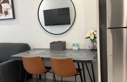 Henderson House | Lovely 1B1B Suite in brilliant Henderson