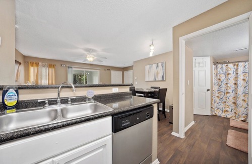 Park Central Apartment | Lovely 2/2 Suite/Centrally Located/Universal Studios/Millenia Mall/Disney