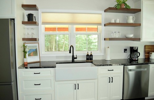 Loysville Cottage | Lovely 2-bedroom cottage with covered porch, hot tub and campfire area.
