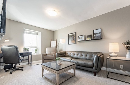 Hamilton Apartment | Lovely 2-Bedroom Suite with King Bed and Fast Wifi