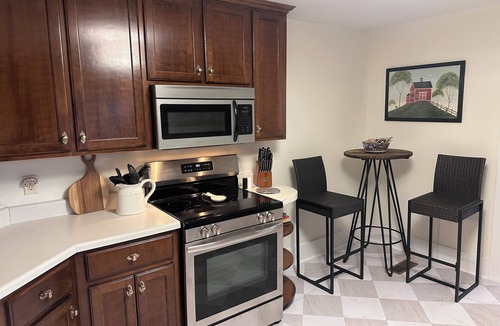 Gadsden Cottage | Lovely 3-bedroom Cottage close to RTJ Golf Course, Boat launch and Downtown