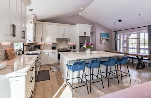 Feversham House | Lovely 5 bed 3 bath bungalow in Singhampton! Hot Tub!