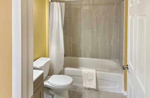 Sudbury Apartment | Lovely Apartment off the Kingsway & close to Resturants , Costco & Gas stations