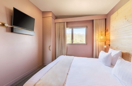 Bailly-Romainvilliers House | Lovely apartment in villa for 8 people with hot tub, WIFI, pool, TV, terrace and parking