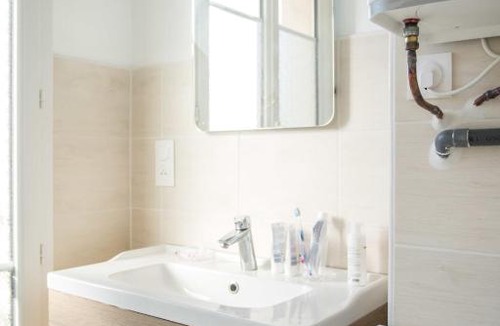 Belleville Apartment | Lovely apt next to the Belleville park