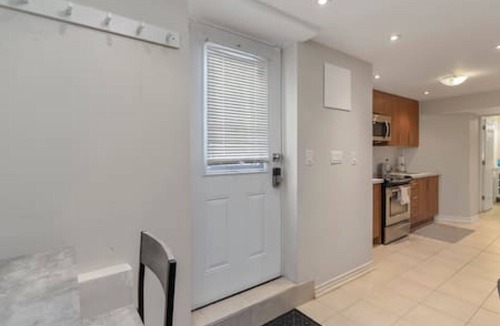 Central Erin Mills House | Lovely, Modern Studio Basement