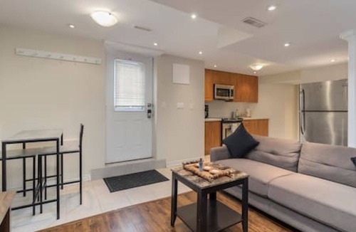 Central Erin Mills House | Lovely, Modern Studio Basement