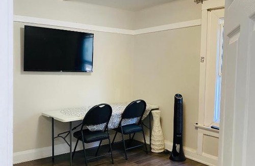 Old East York Apartment | Lovely Suite in East York Space Share Toronto Canada