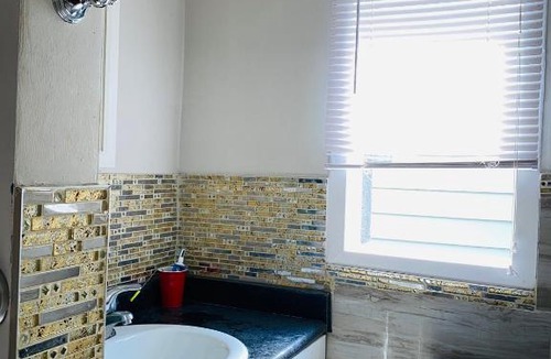 Old East York Apartment | Lovely Suite in East York Space Share Toronto Canada