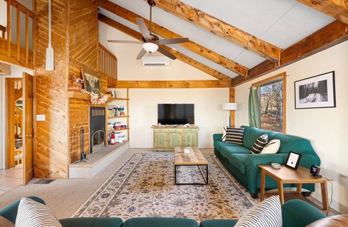Oak Hill Cabin | Lux Hot Tub, Outdoor Movie Screen, Pond, and Fire Pit