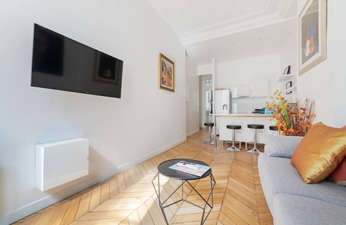 Palais-Royal Apartment | Luxe 1-BR Gem Steps from the Louvre & Opera