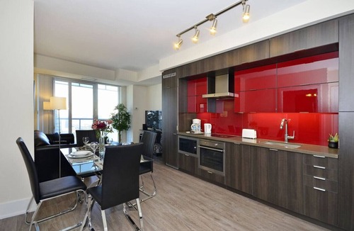 Downtown Toronto Apartment | Luxe 2BR Apt with Jacuzzi and GYM, near CN Tower