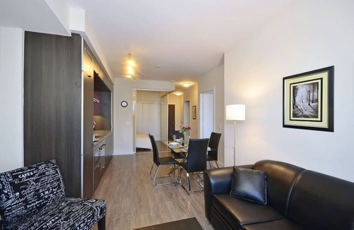 Downtown Toronto Apartment | Luxe 2BR Apt with Jacuzzi and GYM, near CN Tower