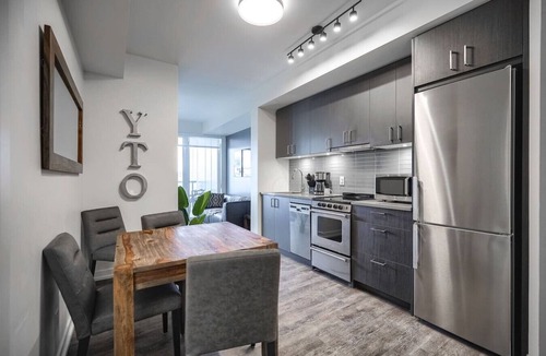 Church and Wellesley Apartment | Luxe 3BR Apt with GYM and Pool near Allan Gardens