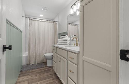 Sierra Vista House | Luxe 4BR 2BTH l Pool & Grill l Central Location l Mountain View l Family Vacation l RV Site