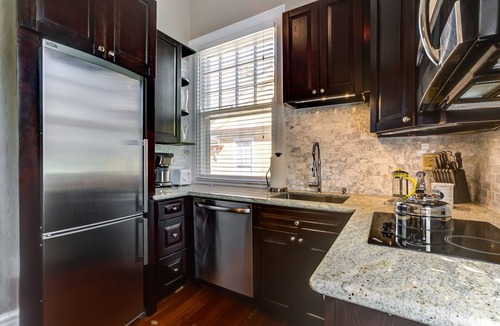 Faubourg Livaudais Bed & Breakfast | Luxe Balcony Views of New Orleans Garden District