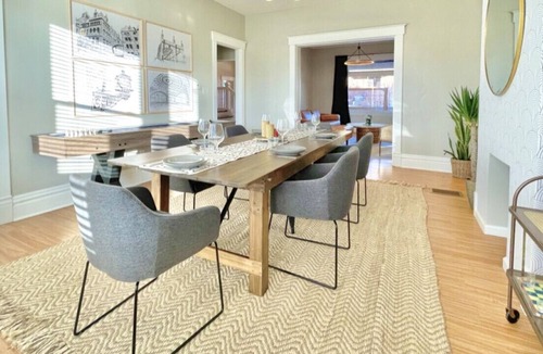 South Hills House | Luxe Beechview Manor | Sleeps 14 | Central