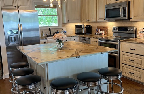 Philadelphia Cabin | Luxe cabin minutes away from Marty Stuart's Congress of Country Music