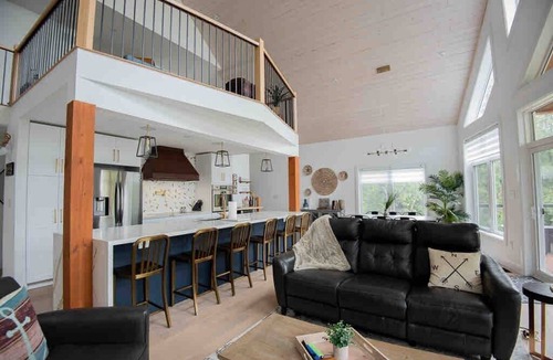 Fenelon Falls Cottage | *Luxe Cottage* Riverview Manor (Sauna, Games Rm)