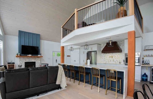 Fenelon Falls Cottage | *Luxe Cottage* Riverview Manor (Sauna, Games Rm)