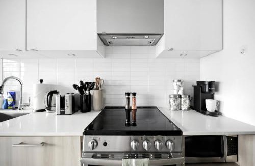Garden District Apartment | Luxe Downtown Studio Near Eaton Centre & Transit