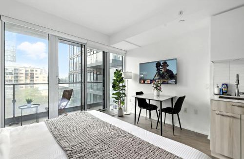 Garden District Apartment | Luxe Downtown Studio Near Eaton Centre & Transit