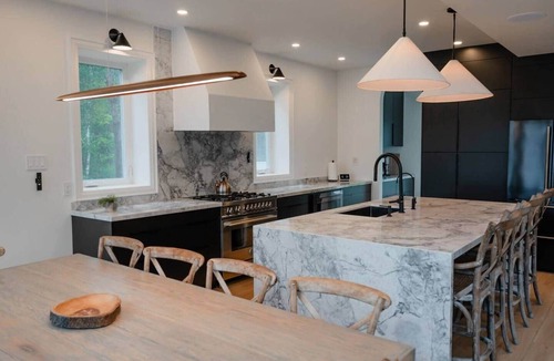 Whitestone House | Luxury Rockshore Lakehouse w/hot tub & golf sim