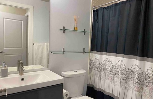 Downtown Mississauga Condo | Luxurious 1 Bedroom+ Den, 1 Bath Condo/Square One
