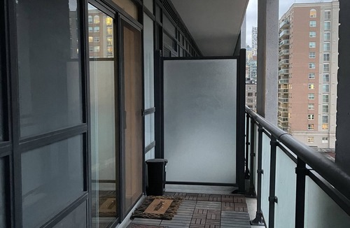 Old Town Condo | Luxurious 1DB Condo Minutes Away From The CN Tower