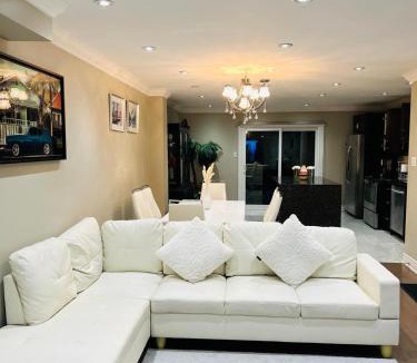Oakridge Villa | Luxurious 3BR House with Patio