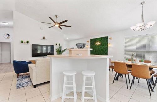 Haines City House | Luxurious 3BR Pool, Golf Views, Disney, Legoland