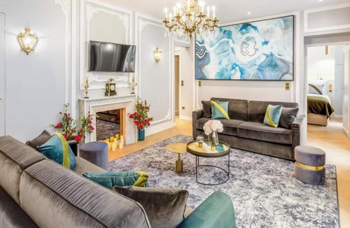 Paris City Center Apartment | Luxurious 5 bedroom Apartment in Louvre for 12