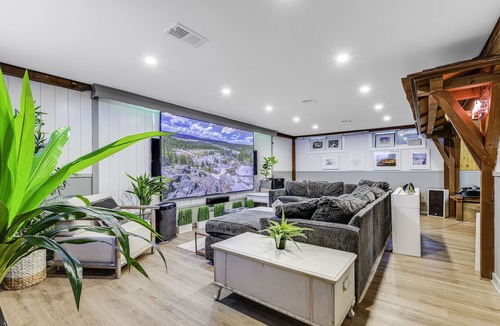 Etobicoke House | Luxurious 5 Star 5-Bedroom, 4-Bathroom Designer Estate