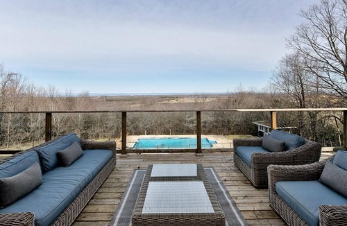 Clearview House | Luxurious and Chic Blue Mountain Chalet with Outstanding Views