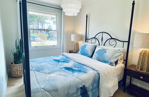 Port Stanley House | Luxurious, bright, newly renovated cottage, only a short walk to Little Beach