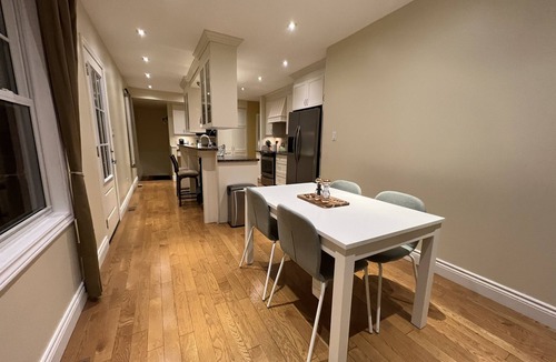 Richmond Hill House | Luxurious Bungalow Experience - Easy Transportation to Toronto