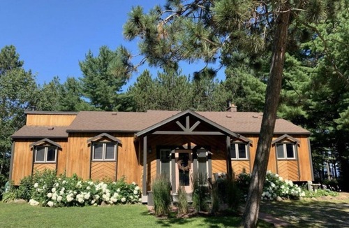 Nipissing Cottage | Luxurious Lake House with Hot Tub - Come and Enjoy and Unwind by Lake Nipissing!