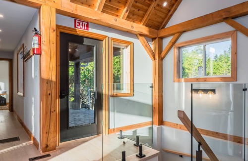 Lion's Head Cottage | Luxurious Lakefront Mansion: Your Dream Getaway!