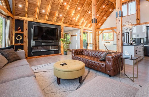 Lion's Head Cottage | Luxurious Lakefront Mansion: Your Dream Getaway!
