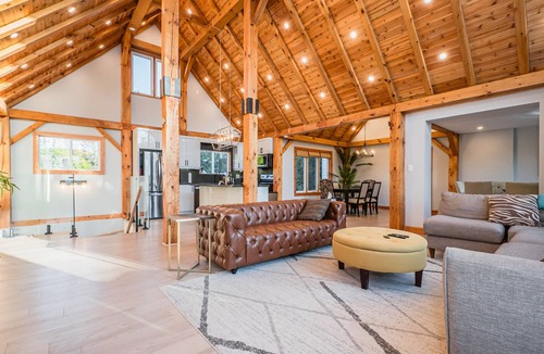 Lion's Head Cottage | Luxurious Lakefront Mansion: Your Dream Getaway!