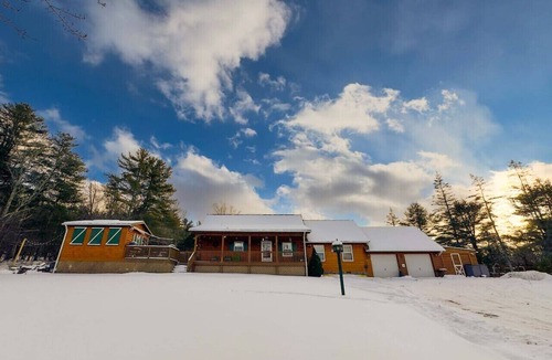 Maplecrest Apartment | Luxurious Mt Retreat Sauna Hot Tub Fire Pit & Park