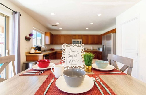Tamaron House | Luxurious Retreat - FREE HTD Pool - Outdoor Fun
