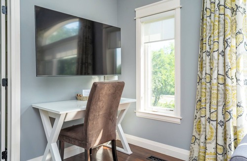 Georgetown House | Luxurious Studio on one acre in town