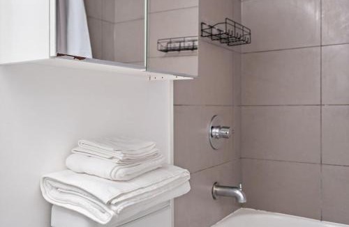 Bloor-Yorkville Apartment | Luxurious Suite in Yorkville