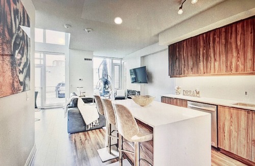 Richmond Hill Apartment | Luxury 2 Bedroom Family Size Condo